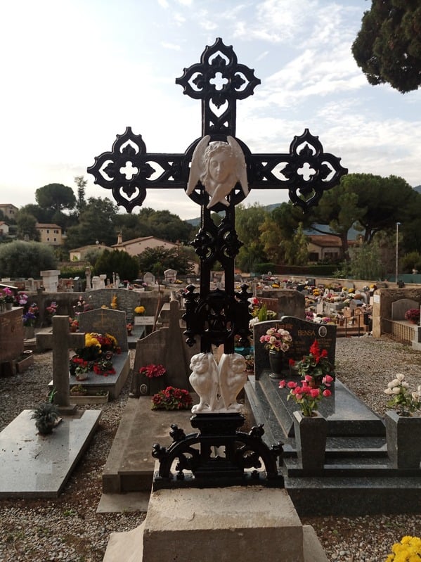 Calvaire en fer forgé au cimetière communal de Pégomas